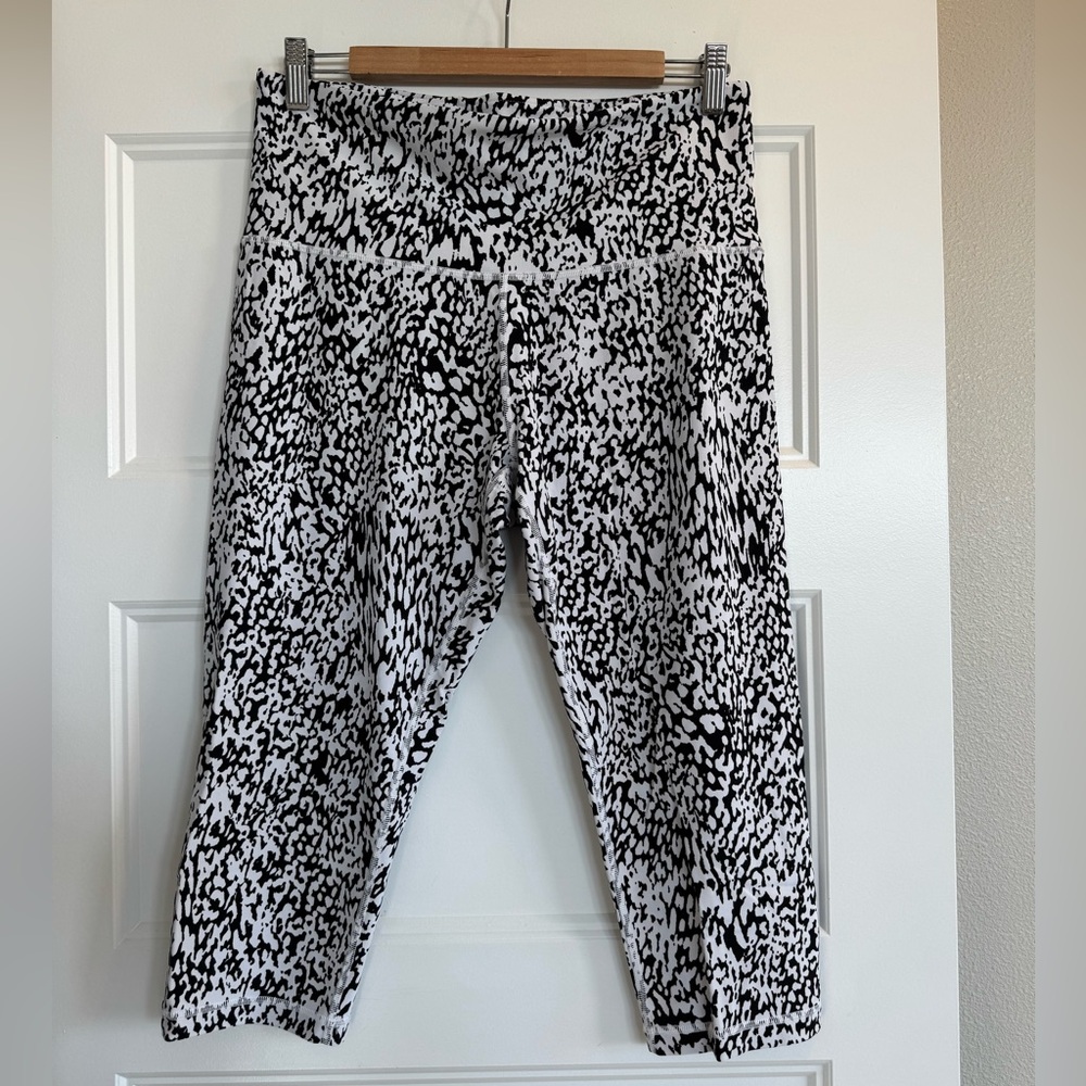 Athleta Plus 1X Elation Crop Capri Tight Leggings Yoga Animal Print Black White
